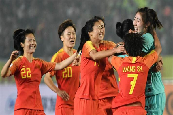【铁马吟诵】《半边天期待一个天》——为中国女足喝彩,为中国男足提神!(图4)