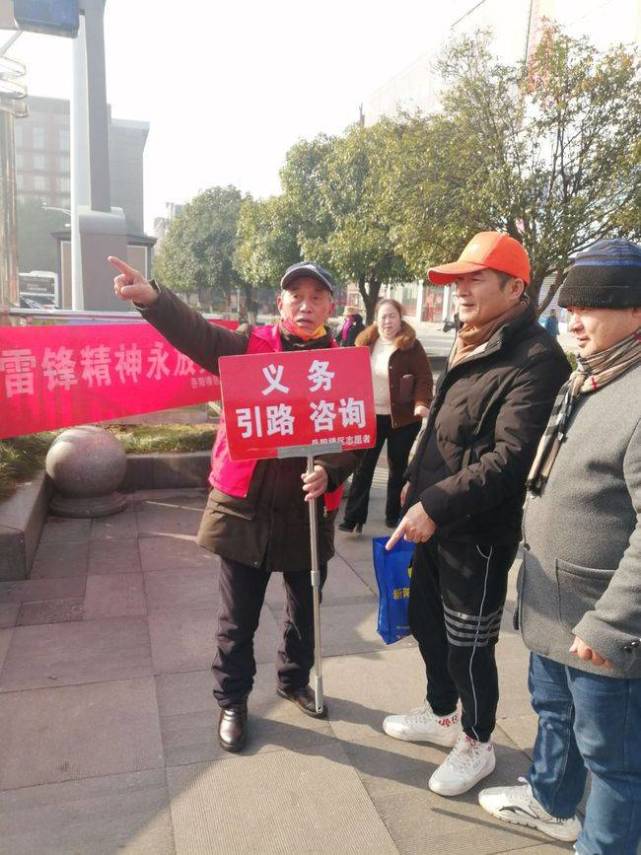 岳阳市志愿者连续十四年在岳阳火车站义务引路