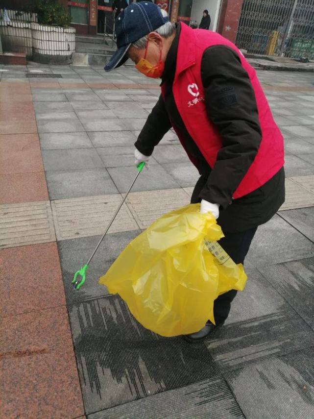 岳阳市志愿者连续十四年在岳阳火车站义务引路(图3)