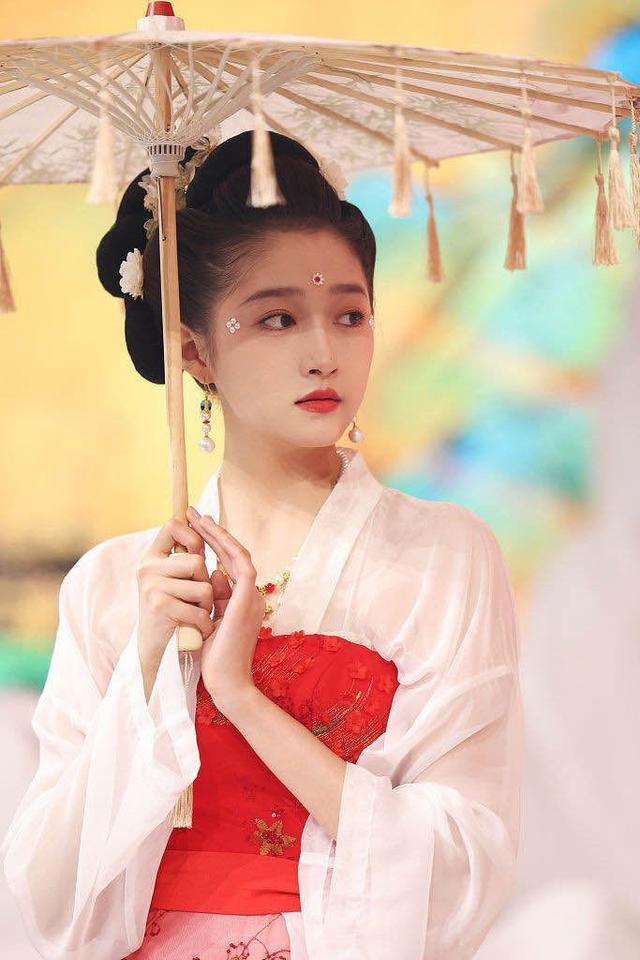 关晓彤终于找到适合自己的造型了,汉服扮相绝美,颜值重回巅峰(图8)