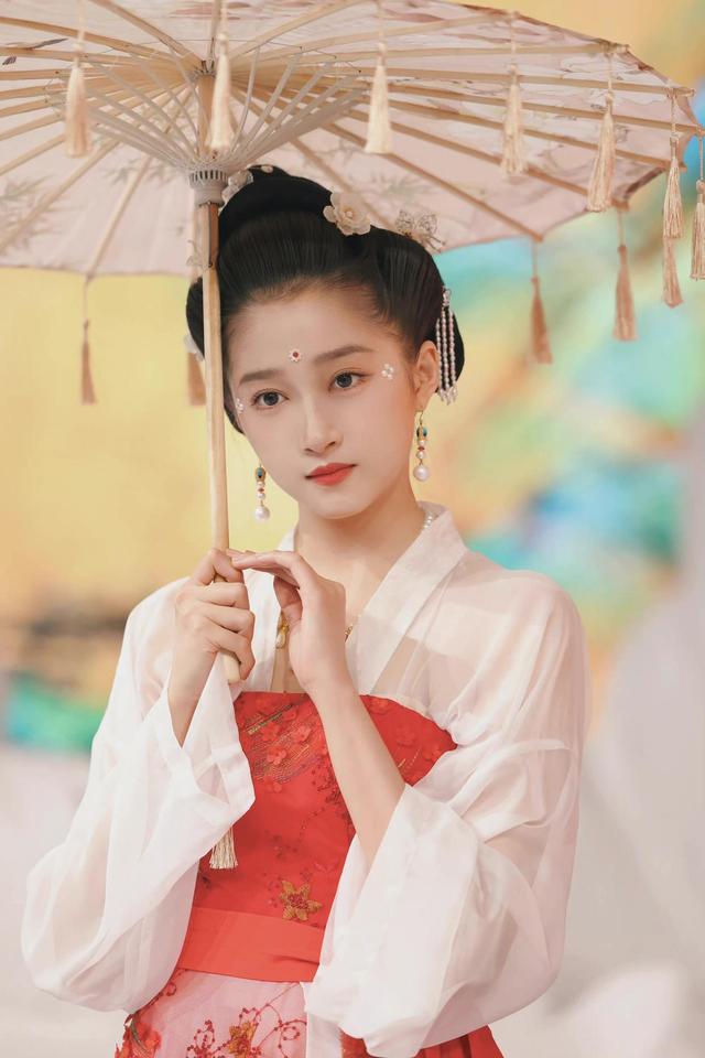 关晓彤终于找到适合自己的造型了,汉服扮相绝美,颜值重回巅峰(图7)