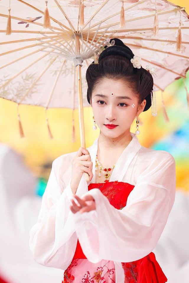 关晓彤终于找到适合自己的造型了,汉服扮相绝美,颜值重回巅峰(图4)