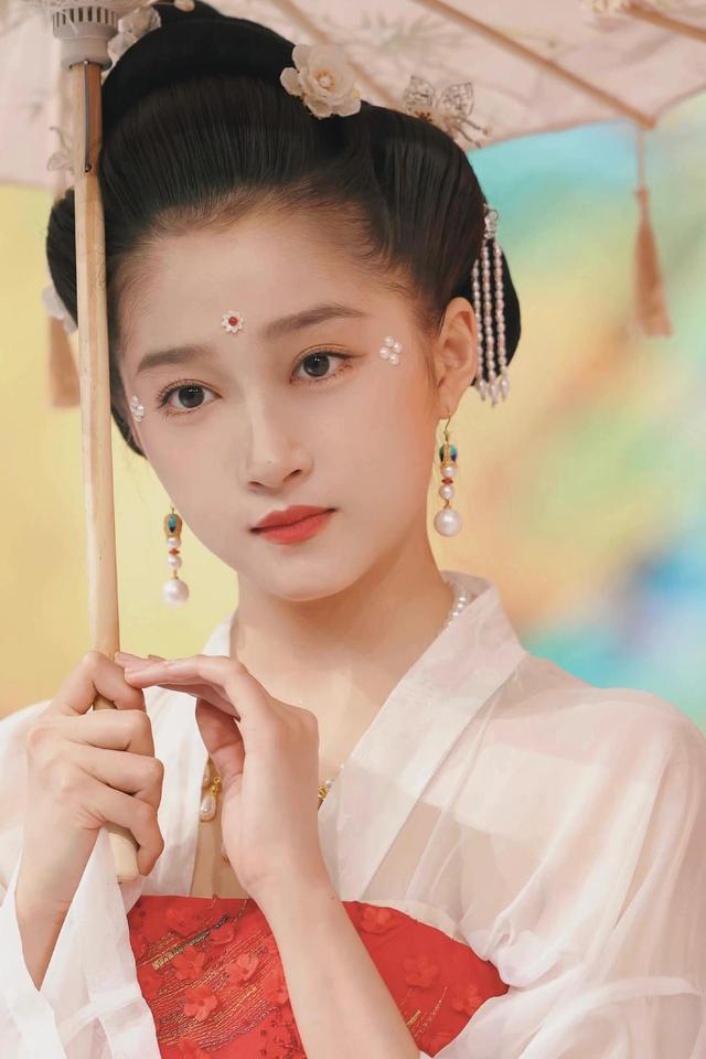 关晓彤终于找到适合自己的造型了,汉服扮相绝美,颜值重回巅峰(图5)