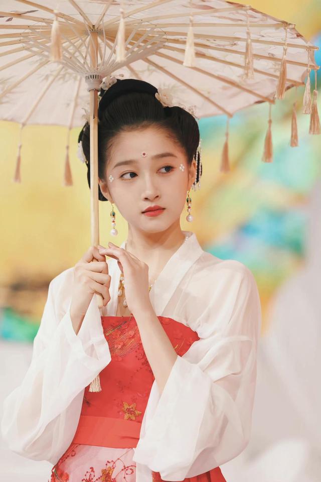 关晓彤终于找到适合自己的造型了,汉服扮相绝美,颜值重回巅峰(图9)