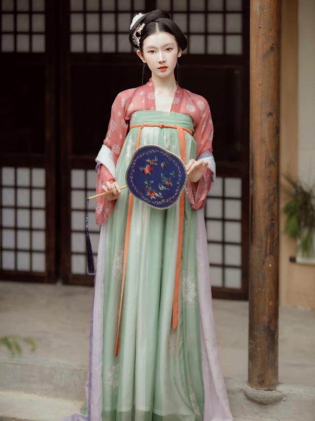 关晓彤终于找到适合自己的造型了,汉服扮相绝美,颜值重回巅峰(图10)