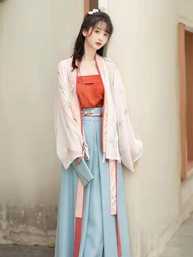 关晓彤终于找到适合自己的造型了,汉服扮相绝美,颜值重回巅峰(图11)
