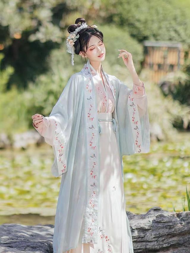 关晓彤终于找到适合自己的造型了,汉服扮相绝美,颜值重回巅峰(图12)