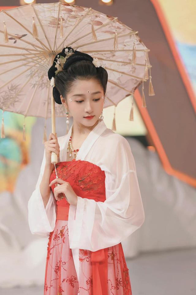 关晓彤终于找到适合自己的造型了,汉服扮相绝美,颜值重回巅峰(图15)