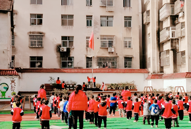湖北武穴梅川镇中心幼儿园:庄严的升旗仪式 有效的生活教育!