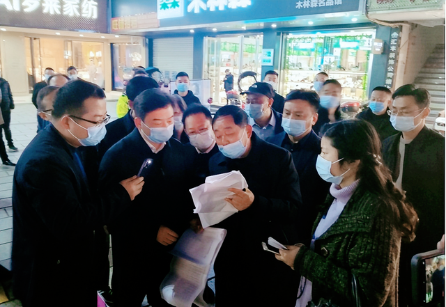 特写:武穴市委书记胡昊观摩正街社区疫情防控应急演练并点赞!(图5)