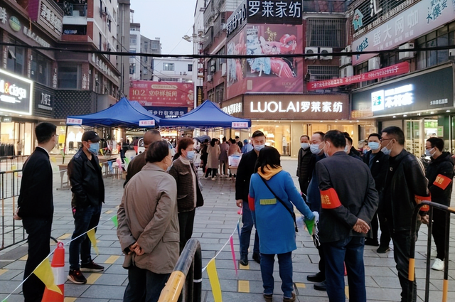 特写:武穴市委书记胡昊观摩正街社区疫情防控应急演练并点赞!(图7)