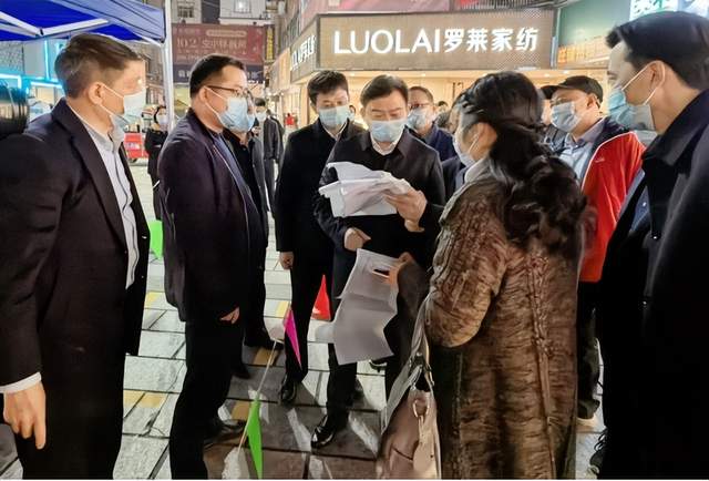 特写:武穴市委书记胡昊观摩正街社区疫情防控应急演练并点赞!(图2)
