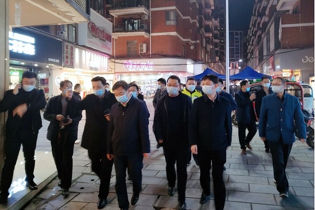 特写:武穴市委书记胡昊观摩正街社区疫情防控应急演练并点赞!