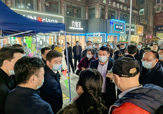 特写:武穴市委书记胡昊观摩正街社区疫情防控应急演练并点赞!(图8)