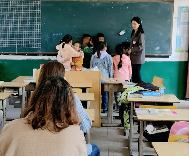 湖北武穴街道解放小学樟树下分校:村小教研接地气 常态课堂也精彩!