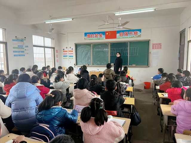 湖北武穴石佛寺镇鸡公岭中学小学部:凝“新”聚力 展“新”风貌!(图3)