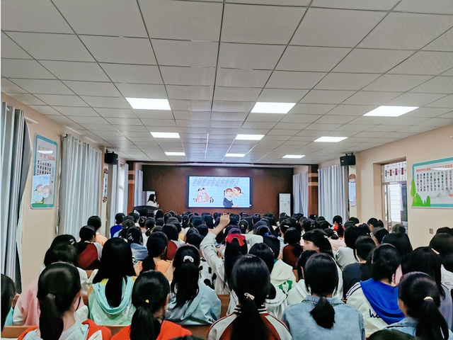 阳光心灵 健康成长——湖北武穴四望中学开展女生青春期健康教育讲座!(图3)