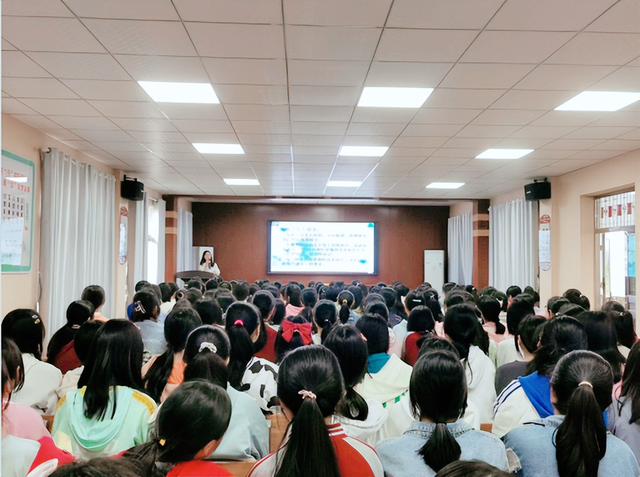 阳光心灵 健康成长——湖北武穴四望中学开展女生青春期健康教育讲座!