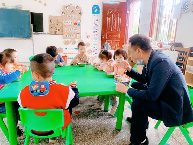湖北武穴梅川镇中心幼儿园:园长带头爱心陪餐,守护舌尖上的安全!