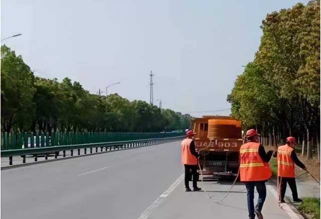 湖北武穴市公路事业发展中心系列报道:心在路上,路在心上,撸起袖子加油干!(图2)