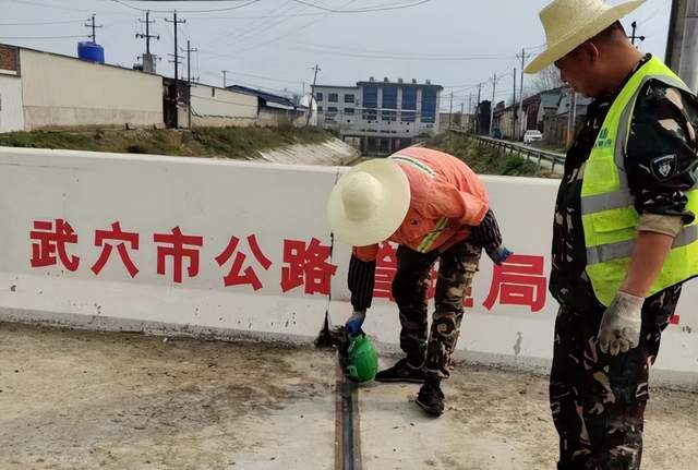 湖北武穴市公路事业发展中心系列报道:心在路上,路在心上,撸起袖子加油干!(图3)