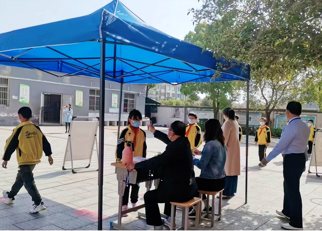 湖北武穴刊江街道中心学校在余祥小学召开疫情防控现场会!(图2)