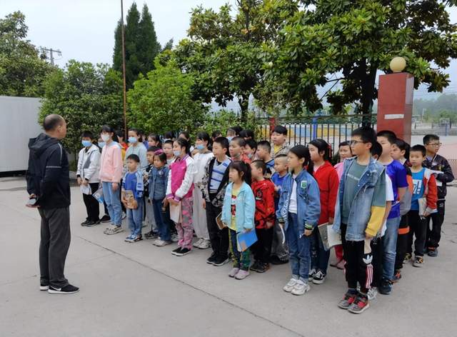 湖北武穴街道李顶武小学:居安思危意识高 抗震减灾常演练!(图4)
