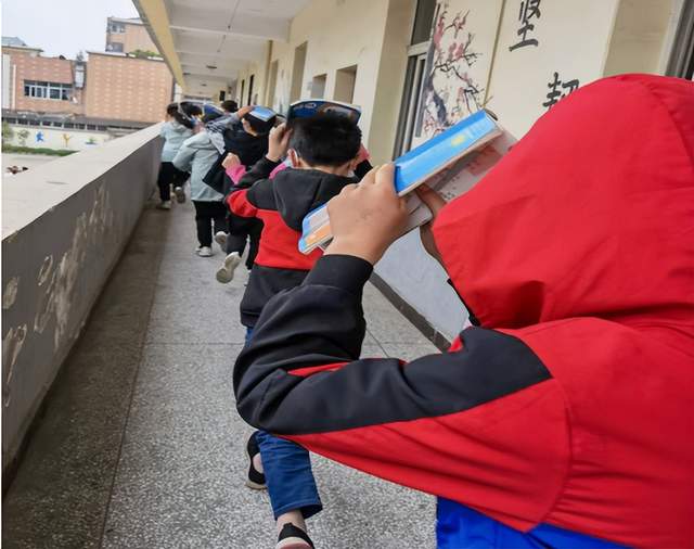 湖北武穴街道李顶武小学:居安思危意识高 抗震减灾常演练!
