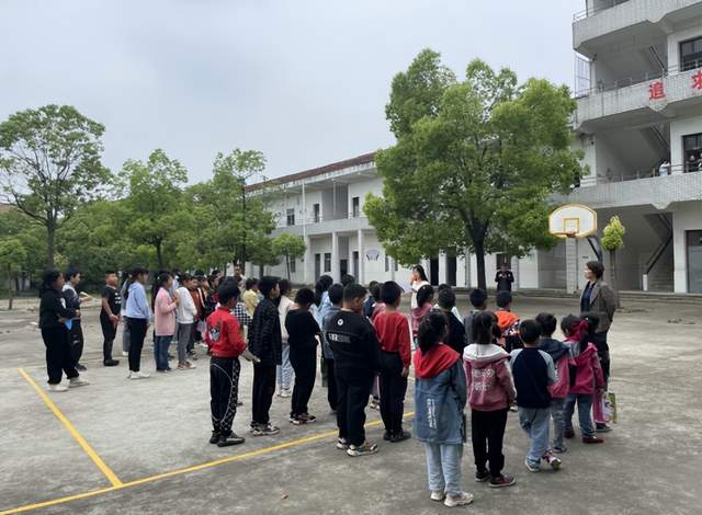警钟长鸣 防患未然——-湖北武穴街道吴谷英小学开展地震应急疏散演练!(图2)
