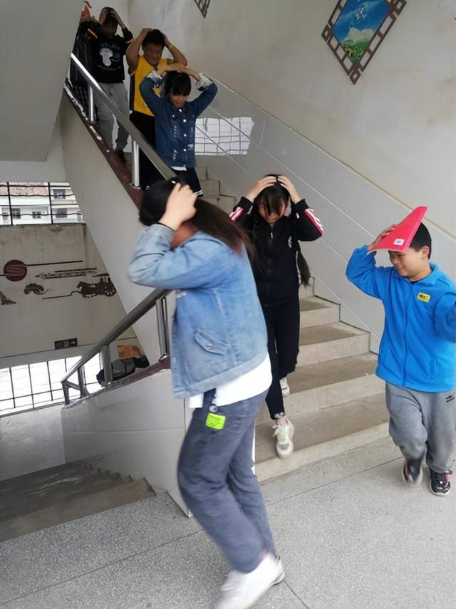 警钟长鸣 防患未然——-湖北武穴街道吴谷英小学开展地震应急疏散演练!
