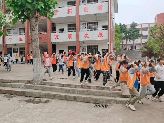 湖北武穴四望镇中心小学开展防震应急疏散逃生演练活动!(图4)