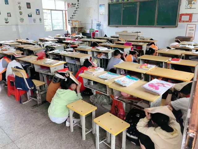 湖北武穴四望镇中心小学开展防震应急疏散逃生演练活动!(图3)