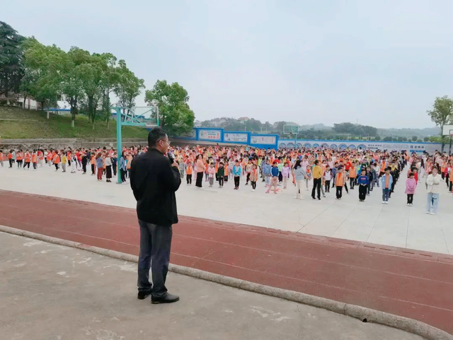 湖北武穴四望镇中心小学开展防震应急疏散逃生演练活动!(图2)