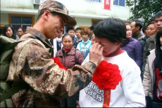 向八一敬礼 文/学海无涯(图2)