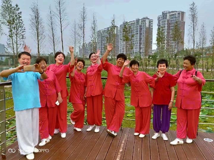 绿满溪散文《开心一族》第十期(总第397期)选刊的作品(图2)