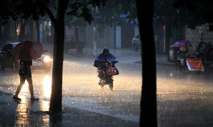 雨中行 文/雪松 诗韵（图2）