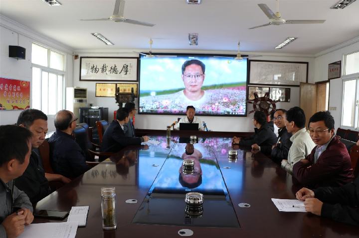 初心不改铸忠诚.东至大渡口中学组织收看《生如夏花》电视片(图4)