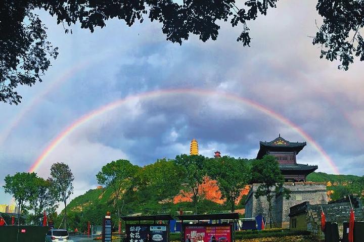 雨中延安旧城和新城