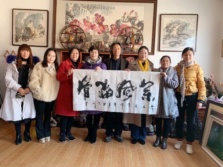 伊川文联付新艳副主席率领书画群英赴史治科家 共同赋诗九首合影留念