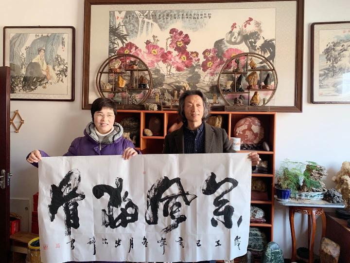 伊川文联付新艳副主席率领书画群英赴史治科家 共同赋诗九首合影留念(图2)
