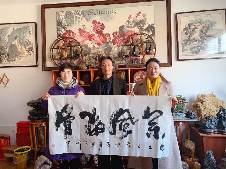 伊川文联付新艳副主席率领书画群英赴史治科家 共同赋诗九首合影留念(图3)