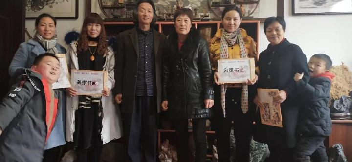 伊川文联付新艳副主席率领书画群英赴史治科家 共同赋诗九首合影留念(图6)