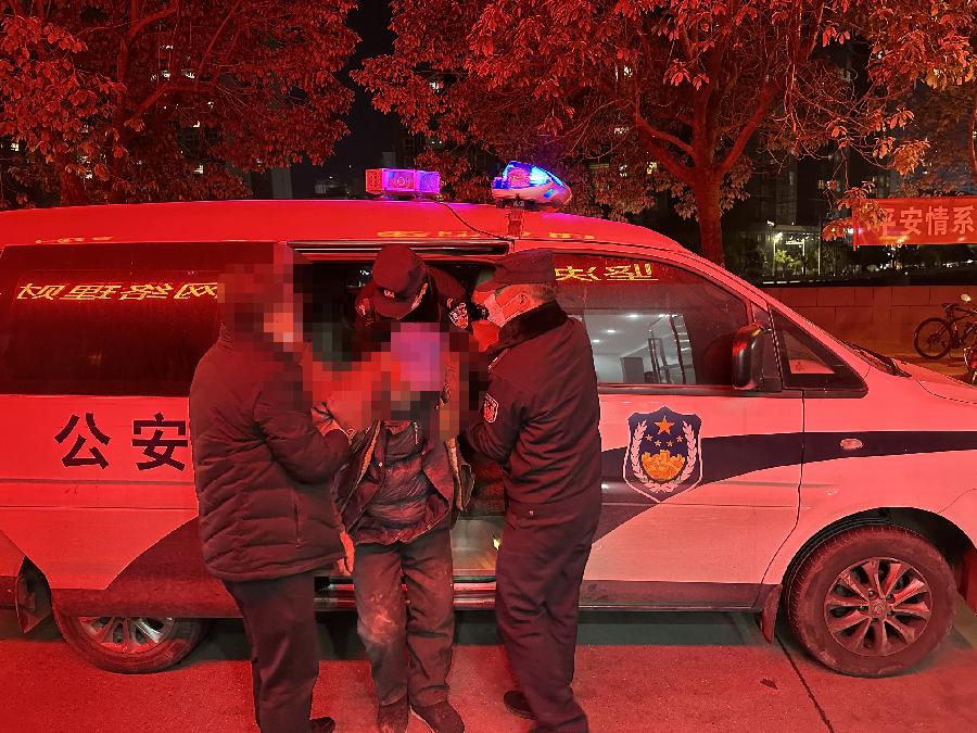 汉阴公安城关派出所：八旬老人寒冬迷路街头 民警暖心护送老人回家（图3）