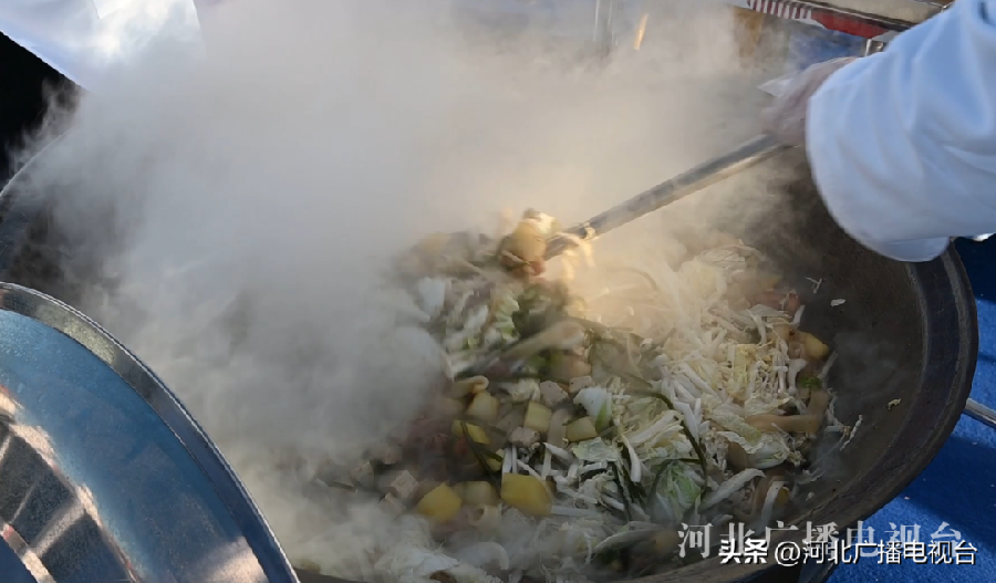 井陉陶瓷水镇百口大锅菜挑战基尼斯世界纪录‖文/赵京江，图/河北广播电视台（图2）