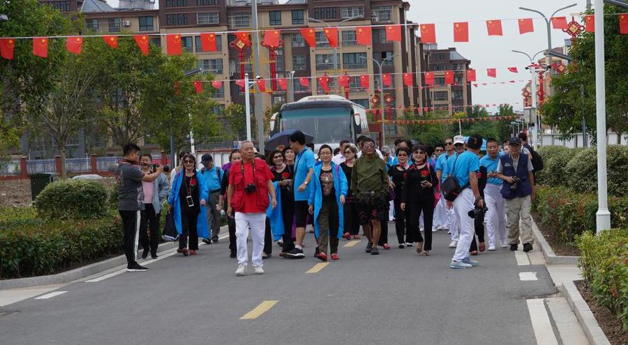 星火诗社一百期梁同余个人专辑《百景生辉，百诗添彩》（图162）