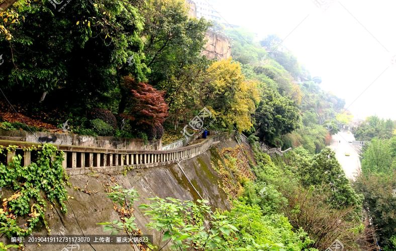 《寂静的山城》作者:秋谷【主播:玥儿】【桃源国际诗歌集团】用声音传递温暖以诵读致敬人生♬（图6）