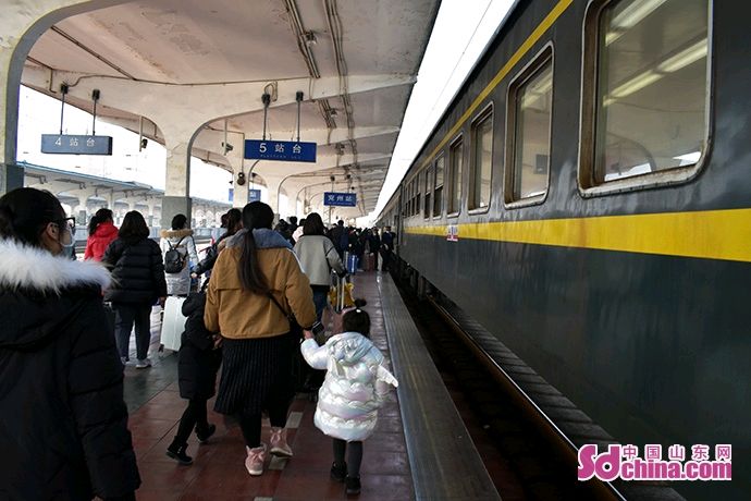 《致敬“春运”列车》作者:林火润【主播:鹏鹤】【桃源国际诗歌集团】用声音传递温暖以诵读致敬人生♬（图8）