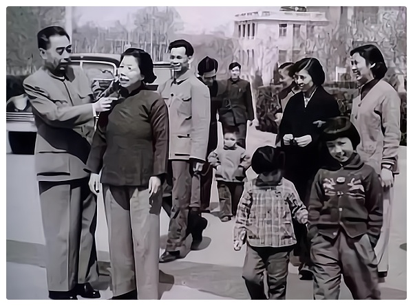 西花厅的海棠花又开了 作者:邓颖超 诵读:爱国 白琳 安妮波 艳滨 陈素梅 胡瑛 鹤凡 王莉 茶香(图7)