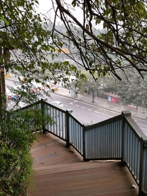《一座山城》作者:秋谷【主播:刘树清】【桃源国际诗歌集团】用声音传递温暖以诵读致敬人生♬（图5）