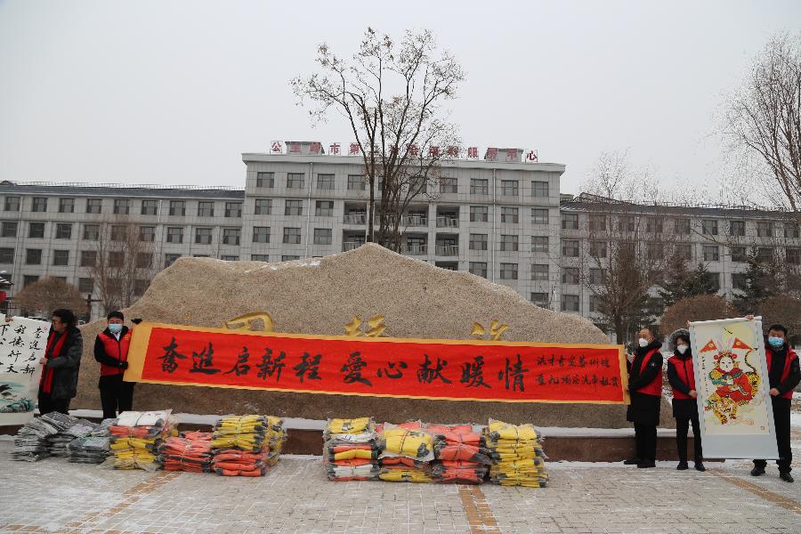 著名书画家盖洪才等书画爱心人士为福利院老人捐赠书画及物资近15万元(图2)